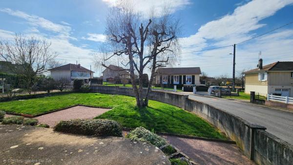 Maison T5+1 entretenue, garage camping-car, "suite parental" de plain-pied et extérieur facile à vivre : un bien rare poche du village !