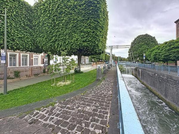 Douai Centre – Maison bourgeoise rénovée dans quartier prisé proche de la Scarpe

Idéalement située en plein cœur de Douai, dans une rue calme et agréable, cette superbe maison bourgeoise entièrement rénovée séduira les amateurs de charme et de beaux volumes.

Offrant environ 117 m² habitables, elle bénéficie d’un emplacement rare… littéralement les pieds dans l’eau.

Dès l’entrée, vous découvrirez une rénovation de grande qualité réalisée avec beaucoup de goût, mêlant le cachet de l’ancien et le confort contemporain.

La maison propose :

une double distribution avec un séjour chaleureux et une belle salle à manger
une cuisine moderne entièrement équipée avec sa verrière offrant une vue sur le séjour.
Au premier une chambre parentale pleine de charme et
une spacieuse salle de bain avec baignoire îlot et douche à l’italienne.
Au second , vous serez séduit par le volume des deux autres chambres.
Deux toilettes complètent le tout.

Chaque espace a été pensé avec soin pour offrir confort, élégance et fonctionnalité.

Un bien rare sur le secteur, idéal pour les amoureux du centre-ville souhaitant profiter d’un cadre de vie privilégié à proximité immédiate des commerces, écoles et transports.

À découvrir sans tarder, coup de coeur garanti !