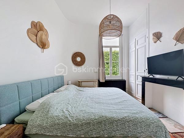 Douai Centre – Maison bourgeoise rénovée dans quartier prisé proche de la Scarpe

Idéalement située en plein cœur de Douai, dans une rue calme et agréable, cette superbe maison bourgeoise entièrement rénovée séduira les amateurs de charme et de beaux volumes.

Offrant environ 117 m² habitables, elle bénéficie d’un emplacement rare… littéralement les pieds dans l’eau.

Dès l’entrée, vous découvrirez une rénovation de grande qualité réalisée avec beaucoup de goût, mêlant le cachet de l’ancien et le confort contemporain.

La maison propose :

une double distribution avec un séjour chaleureux et une belle salle à manger
une cuisine moderne entièrement équipée avec sa verrière offrant une vue sur le séjour.
Au premier une chambre parentale pleine de charme et
une spacieuse salle de bain avec baignoire îlot et douche à l’italienne.
Au second , vous serez séduit par le volume des deux autres chambres.
Deux toilettes complètent le tout.

Chaque espace a été pensé avec soin pour offrir confort, élégance et fonctionnalité.

Un bien rare sur le secteur, idéal pour les amoureux du centre-ville souhaitant profiter d’un cadre de vie privilégié à proximité immédiate des commerces, écoles et transports.

À découvrir sans tarder, coup de coeur garanti !