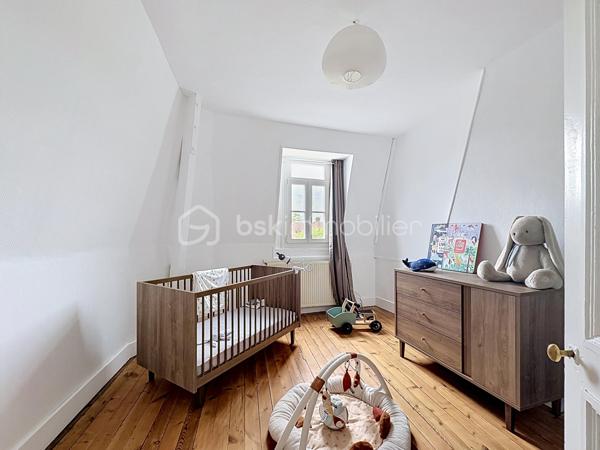 Douai Centre – Maison bourgeoise rénovée dans quartier prisé proche de la Scarpe

Idéalement située en plein cœur de Douai, dans une rue calme et agréable, cette superbe maison bourgeoise entièrement rénovée séduira les amateurs de charme et de beaux volumes.

Offrant environ 117 m² habitables, elle bénéficie d’un emplacement rare… littéralement les pieds dans l’eau.

Dès l’entrée, vous découvrirez une rénovation de grande qualité réalisée avec beaucoup de goût, mêlant le cachet de l’ancien et le confort contemporain.

La maison propose :

une double distribution avec un séjour chaleureux et une belle salle à manger
une cuisine moderne entièrement équipée avec sa verrière offrant une vue sur le séjour.
Au premier une chambre parentale pleine de charme et
une spacieuse salle de bain avec baignoire îlot et douche à l’italienne.
Au second , vous serez séduit par le volume des deux autres chambres.
Deux toilettes complètent le tout.

Chaque espace a été pensé avec soin pour offrir confort, élégance et fonctionnalité.

Un bien rare sur le secteur, idéal pour les amoureux du centre-ville souhaitant profiter d’un cadre de vie privilégié à proximité immédiate des commerces, écoles et transports.

À découvrir sans tarder, coup de coeur garanti !