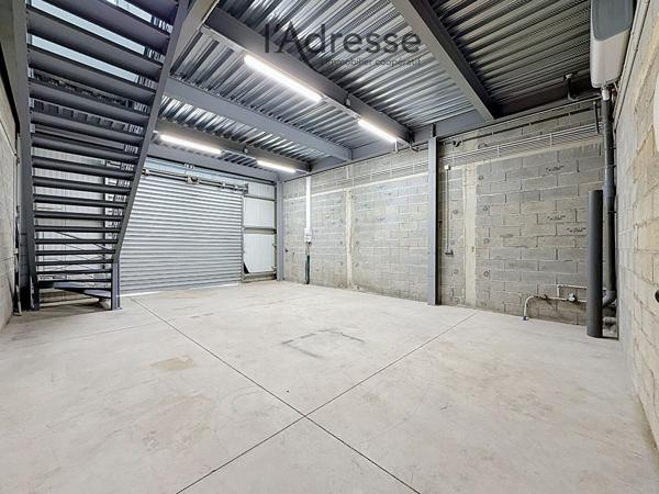 LOCAL PROFESSIONNEL AVEC DÉPÔT ET BUREAUX - SUARTELLO - 92,70 M²