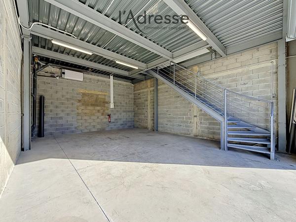 LOCAL PROFESSIONNEL AVEC DÉPÔT ET BUREAUX - SUARTELLO - 92,70 M²