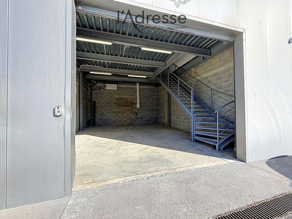 LOCAL PROFESSIONNEL AVEC DÉPÔT ET BUREAUX - SUARTELLO - 92,70 M²