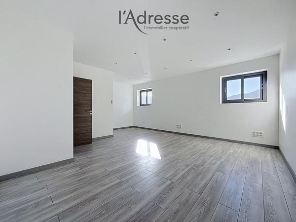 LOCAL PROFESSIONNEL AVEC DÉPÔT ET BUREAUX - SUARTELLO - 92,70 M²