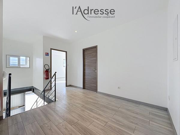 LOCAL PROFESSIONNEL AVEC DÉPÔT ET BUREAUX - SUARTELLO - 92,70 M²