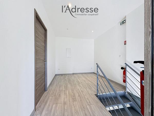 LOCAL PROFESSIONNEL AVEC DÉPÔT ET BUREAUX - SUARTELLO - 92,70 M²