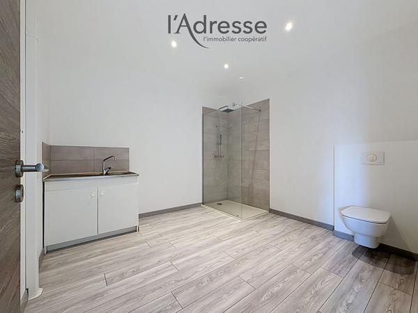 LOCAL PROFESSIONNEL AVEC DÉPÔT ET BUREAUX - SUARTELLO - 92,70 M²