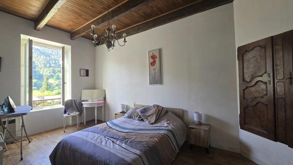 Maison de village en pierre avec terrasse, grand séjour, cuisine équipée, 4 chambres, atellier et caves, à DUNIERE SUR EYRIEUX (07), à 35 mn de Valence (26)