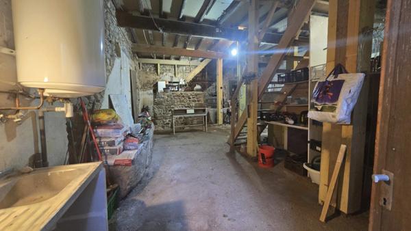 Maison de village en pierre avec terrasse, grand séjour, cuisine équipée, 4 chambres, atellier et caves, à DUNIERE SUR EYRIEUX (07), à 35 mn de Valence (26)