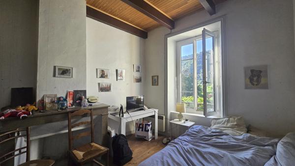 Maison de village en pierre avec terrasse, grand séjour, cuisine équipée, 4 chambres, atellier et caves, à DUNIERE SUR EYRIEUX (07), à 35 mn de Valence (26)