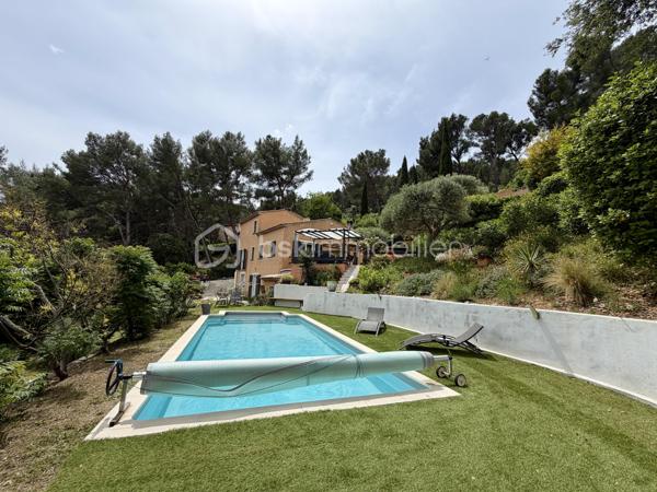 Maison de 123 m² sur un terrain d’environ 2 200 m², située dans un secteur calme avec une vue dégagée.
Elle se compose, au rez-de-chaussée, d’une entrée desservant un salon-séjour, une cuisine, deux chambres, une salle de bains avec baignoire et douche, ainsi qu’un WC indépendant. Vous aurez également accès à un sous-sol de plus de 60 m², également accessible par l’extérieur de la maison, actuellement utilisé comme buanderie et espace de stockage, avec la possibilité de l’aménager en appartement.
À l’étage, vous découvrirez une suite parentale de 33 m² avec salle d’eau, WC, espace de rangement et accès direct à une terrasse de 40 m².
À l’extérieur, vous profiterez d’un agréable espace de vie comprenant une terrasse avec coin barbecue, un vaste jardin, une piscine ainsi qu’un terrain de pétanque.
La propriété dispose également d’un garage de 28 m² ainsi que de nombreuses places de stationnement permettant de garer plusieurs véhicules.
À visiter sans tarder !