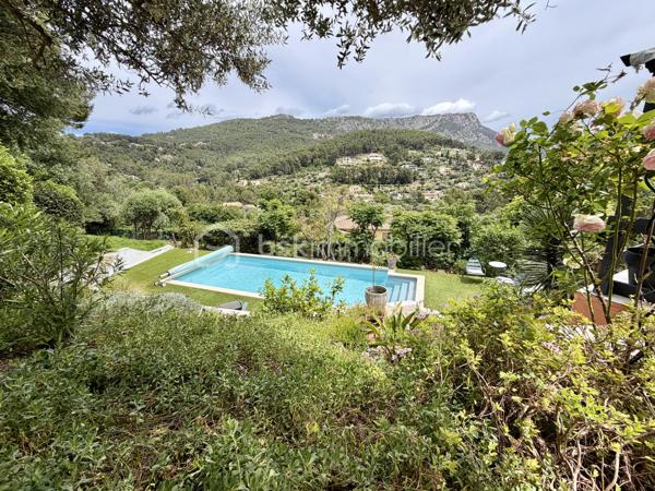 Maison de 123 m² sur un terrain d’environ 2 200 m², située dans un secteur calme avec une vue dégagée.
Elle se compose, au rez-de-chaussée, d’une entrée desservant un salon-séjour, une cuisine, deux chambres, une salle de bains avec baignoire et douche, ainsi qu’un WC indépendant. Vous aurez également accès à un sous-sol de plus de 60 m², également accessible par l’extérieur de la maison, actuellement utilisé comme buanderie et espace de stockage, avec la possibilité de l’aménager en appartement.
À l’étage, vous découvrirez une suite parentale de 33 m² avec salle d’eau, WC, espace de rangement et accès direct à une terrasse de 40 m².
À l’extérieur, vous profiterez d’un agréable espace de vie comprenant une terrasse avec coin barbecue, un vaste jardin, une piscine ainsi qu’un terrain de pétanque.
La propriété dispose également d’un garage de 28 m² ainsi que de nombreuses places de stationnement permettant de garer plusieurs véhicules.
À visiter sans tarder !