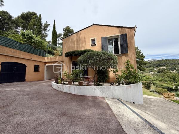 Maison de 123 m² sur un terrain d’environ 2 200 m², située dans un secteur calme avec une vue dégagée.
Elle se compose, au rez-de-chaussée, d’une entrée desservant un salon-séjour, une cuisine, deux chambres, une salle de bains avec baignoire et douche, ainsi qu’un WC indépendant. Vous aurez également accès à un sous-sol de plus de 60 m², également accessible par l’extérieur de la maison, actuellement utilisé comme buanderie et espace de stockage, avec la possibilité de l’aménager en appartement.
À l’étage, vous découvrirez une suite parentale de 33 m² avec salle d’eau, WC, espace de rangement et accès direct à une terrasse de 40 m².
À l’extérieur, vous profiterez d’un agréable espace de vie comprenant une terrasse avec coin barbecue, un vaste jardin, une piscine ainsi qu’un terrain de pétanque.
La propriété dispose également d’un garage de 28 m² ainsi que de nombreuses places de stationnement permettant de garer plusieurs véhicules.
À visiter sans tarder !