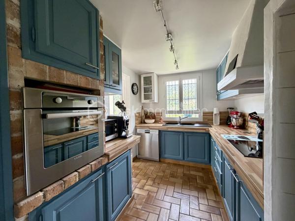 Maison de 123 m² sur un terrain d’environ 2 200 m², située dans un secteur calme avec une vue dégagée.
Elle se compose, au rez-de-chaussée, d’une entrée desservant un salon-séjour, une cuisine, deux chambres, une salle de bains avec baignoire et douche, ainsi qu’un WC indépendant. Vous aurez également accès à un sous-sol de plus de 60 m², également accessible par l’extérieur de la maison, actuellement utilisé comme buanderie et espace de stockage, avec la possibilité de l’aménager en appartement.
À l’étage, vous découvrirez une suite parentale de 33 m² avec salle d’eau, WC, espace de rangement et accès direct à une terrasse de 40 m².
À l’extérieur, vous profiterez d’un agréable espace de vie comprenant une terrasse avec coin barbecue, un vaste jardin, une piscine ainsi qu’un terrain de pétanque.
La propriété dispose également d’un garage de 28 m² ainsi que de nombreuses places de stationnement permettant de garer plusieurs véhicules.
À visiter sans tarder !