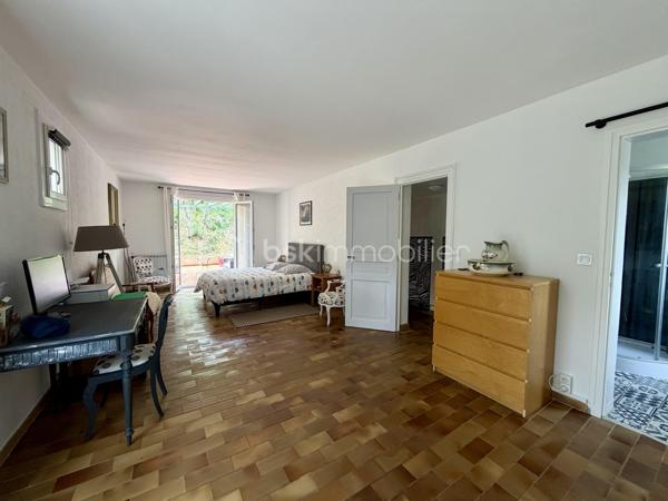 Maison de 123 m² sur un terrain d’environ 2 200 m², située dans un secteur calme avec une vue dégagée.
Elle se compose, au rez-de-chaussée, d’une entrée desservant un salon-séjour, une cuisine, deux chambres, une salle de bains avec baignoire et douche, ainsi qu’un WC indépendant. Vous aurez également accès à un sous-sol de plus de 60 m², également accessible par l’extérieur de la maison, actuellement utilisé comme buanderie et espace de stockage, avec la possibilité de l’aménager en appartement.
À l’étage, vous découvrirez une suite parentale de 33 m² avec salle d’eau, WC, espace de rangement et accès direct à une terrasse de 40 m².
À l’extérieur, vous profiterez d’un agréable espace de vie comprenant une terrasse avec coin barbecue, un vaste jardin, une piscine ainsi qu’un terrain de pétanque.
La propriété dispose également d’un garage de 28 m² ainsi que de nombreuses places de stationnement permettant de garer plusieurs véhicules.
À visiter sans tarder !