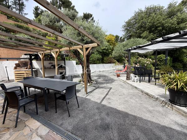 Maison de 123 m² sur un terrain d’environ 2 200 m², située dans un secteur calme avec une vue dégagée.
Elle se compose, au rez-de-chaussée, d’une entrée desservant un salon-séjour, une cuisine, deux chambres, une salle de bains avec baignoire et douche, ainsi qu’un WC indépendant. Vous aurez également accès à un sous-sol de plus de 60 m², également accessible par l’extérieur de la maison, actuellement utilisé comme buanderie et espace de stockage, avec la possibilité de l’aménager en appartement.
À l’étage, vous découvrirez une suite parentale de 33 m² avec salle d’eau, WC, espace de rangement et accès direct à une terrasse de 40 m².
À l’extérieur, vous profiterez d’un agréable espace de vie comprenant une terrasse avec coin barbecue, un vaste jardin, une piscine ainsi qu’un terrain de pétanque.
La propriété dispose également d’un garage de 28 m² ainsi que de nombreuses places de stationnement permettant de garer plusieurs véhicules.
À visiter sans tarder !