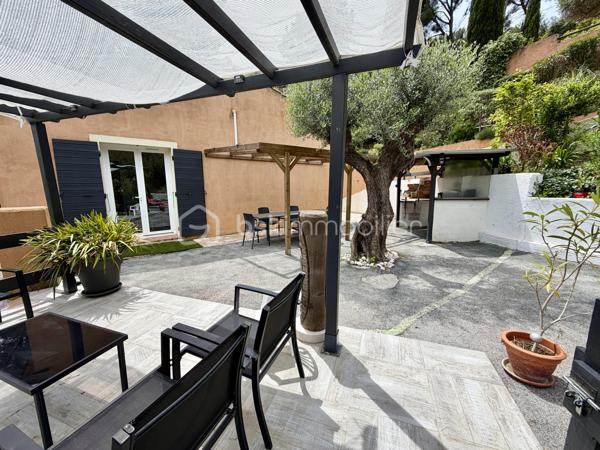 Maison de 123 m² sur un terrain d’environ 2 200 m², située dans un secteur calme avec une vue dégagée.
Elle se compose, au rez-de-chaussée, d’une entrée desservant un salon-séjour, une cuisine, deux chambres, une salle de bains avec baignoire et douche, ainsi qu’un WC indépendant. Vous aurez également accès à un sous-sol de plus de 60 m², également accessible par l’extérieur de la maison, actuellement utilisé comme buanderie et espace de stockage, avec la possibilité de l’aménager en appartement.
À l’étage, vous découvrirez une suite parentale de 33 m² avec salle d’eau, WC, espace de rangement et accès direct à une terrasse de 40 m².
À l’extérieur, vous profiterez d’un agréable espace de vie comprenant une terrasse avec coin barbecue, un vaste jardin, une piscine ainsi qu’un terrain de pétanque.
La propriété dispose également d’un garage de 28 m² ainsi que de nombreuses places de stationnement permettant de garer plusieurs véhicules.
À visiter sans tarder !