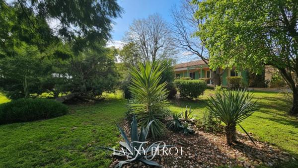 Mas de plain pied de 220m² avec 2 appartements indépendants à Saint-Cyprien