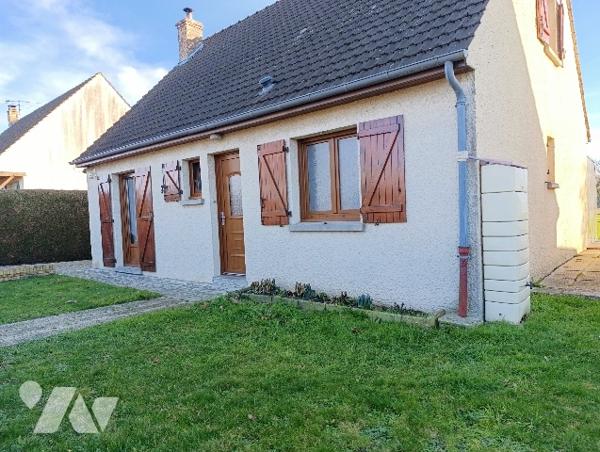 Maison d'habitation comprenant : salon-séjour, cuisine, 2 chambres, salle de bains, garages, jardin.