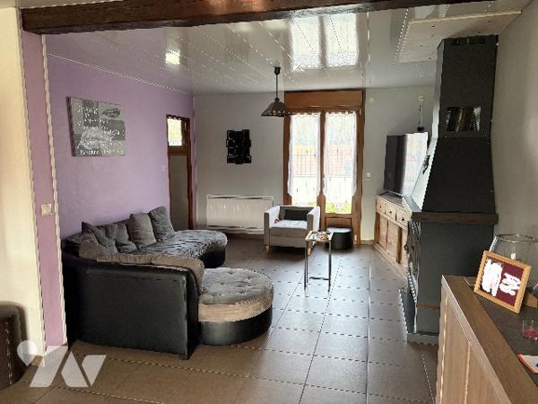 Maison d'habitation comprenant : salon-séjour, cuisine, 2 chambres, salle de bains, garages, jardin.