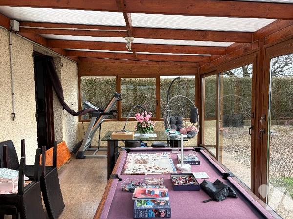 Maison d'habitation comprenant : salon-séjour, cuisine, 2 chambres, salle de bains, garages, jardin.