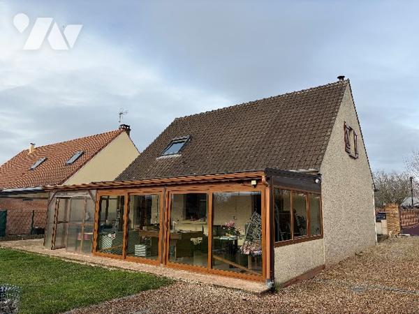 Maison d'habitation comprenant : salon-séjour, cuisine, 2 chambres, salle de bains, garages, jardin.