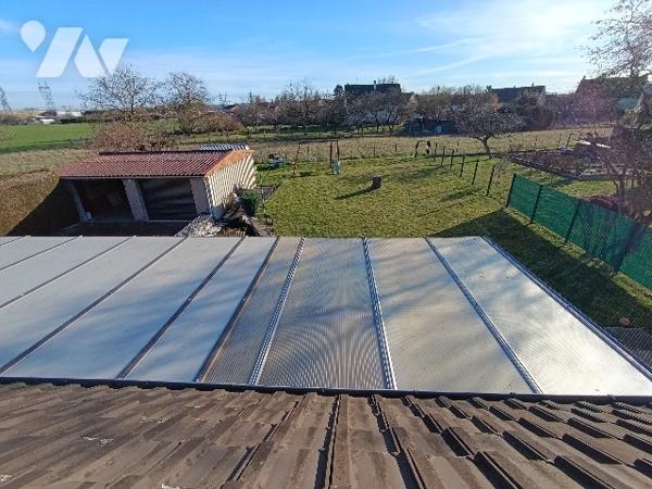 Maison d'habitation comprenant : salon-séjour, cuisine, 2 chambres, salle de bains, garages, jardin.