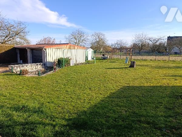 Maison d'habitation comprenant : salon-séjour, cuisine, 2 chambres, salle de bains, garages, jardin.