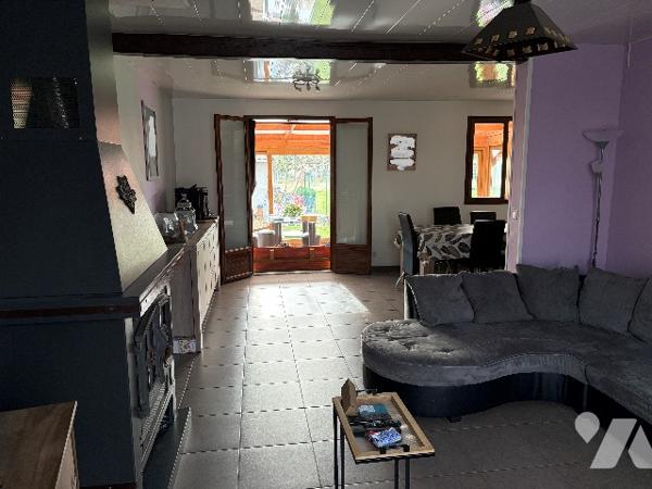 Maison d'habitation comprenant : salon-séjour, cuisine, 2 chambres, salle de bains, garages, jardin.