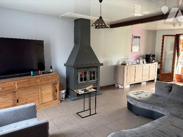 Maison d'habitation comprenant : salon-séjour, cuisine, 2 chambres, salle de bains, garages, jardin.