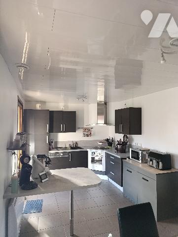 Maison d'habitation comprenant : salon-séjour, cuisine, 2 chambres, salle de bains, garages, jardin.