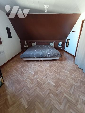 Maison d'habitation comprenant : salon-séjour, cuisine, 2 chambres, salle de bains, garages, jardin.