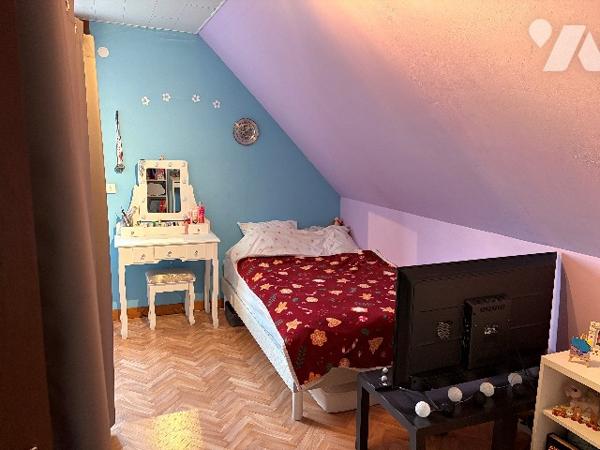 Maison d'habitation comprenant : salon-séjour, cuisine, 2 chambres, salle de bains, garages, jardin.