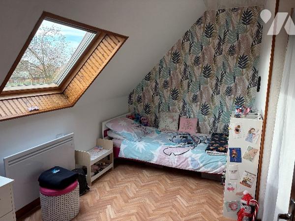 Maison d'habitation comprenant : salon-séjour, cuisine, 2 chambres, salle de bains, garages, jardin.