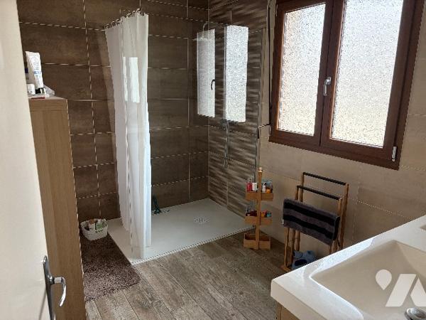 Maison d'habitation comprenant : salon-séjour, cuisine, 2 chambres, salle de bains, garages, jardin.