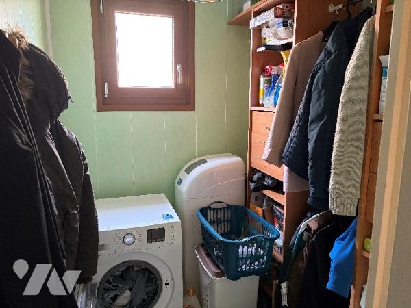 Maison d'habitation comprenant : salon-séjour, cuisine, 2 chambres, salle de bains, garages, jardin.