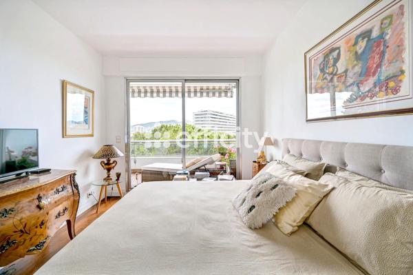 Appartement
         3 pièces
        - 100 m² Bien prestige 670 000 € *