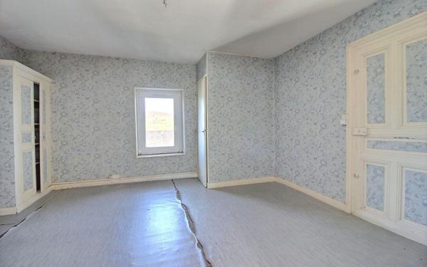 Immeuble à vendre    5 pièces •  Saint-Symphorien-de-Marmagne