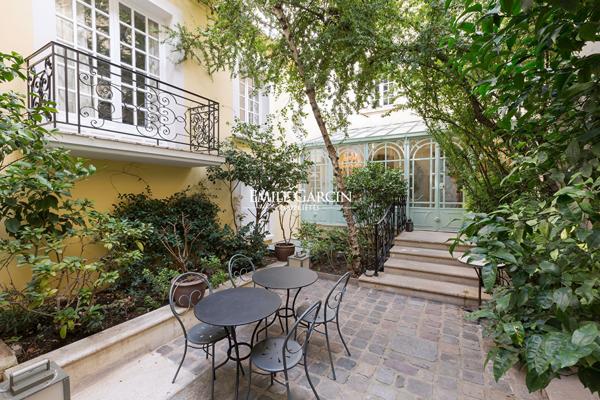 Location meublée- Maison individuelle - Jardin-  Paris 4e - 500m²- Place des Vosges