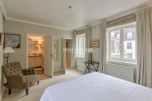 Location meublée- Maison individuelle - Jardin-  Paris 4e - 500m²- Place des Vosges