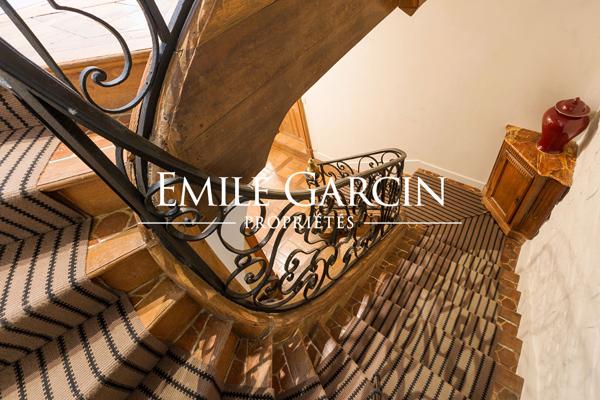 Location meublée- Maison individuelle - Jardin-  Paris 4e - 500m²- Place des Vosges