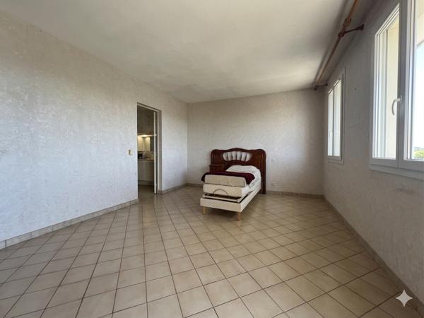 Appartement
         5 pièces
        - 120 m² 284 000 € *