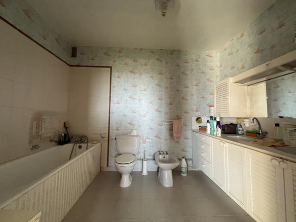 Appartement
         5 pièces
        - 120 m² 284 000 € *