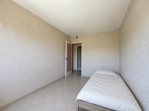 Appartement
         5 pièces
        - 120 m² 284 000 € *