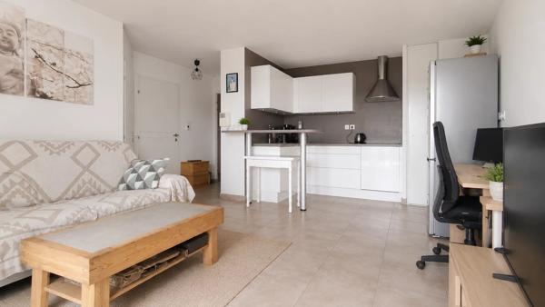 Vente                                                      Appartement
                        
                     2 pièces                      42 m2                     à La Crau