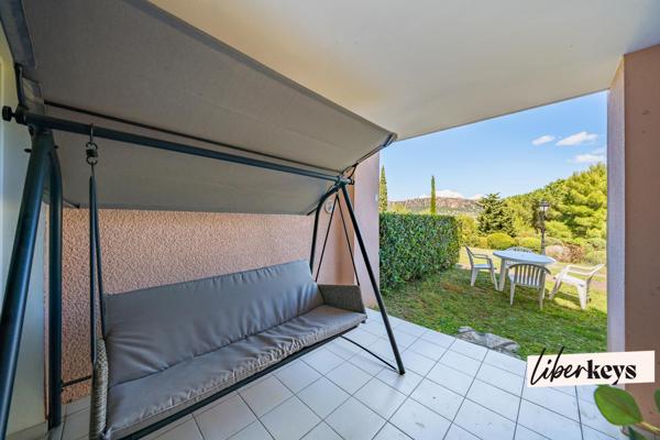 Studio meublé et rénové avec coin nuit séparé et terrasse au sein de Cap Esterel