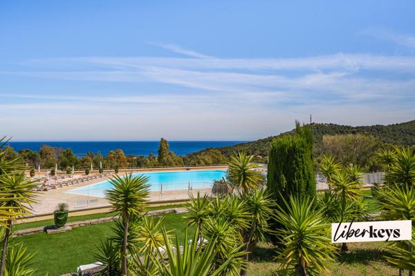 Studio meublé et rénové avec coin nuit séparé et terrasse au sein de Cap Esterel