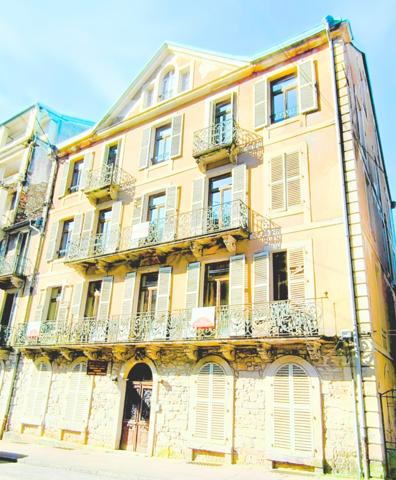 Hôtel de charme sur 5 niveaux avec ascenseur à réhabiliter, à 2 pas du centre balnéo-romain