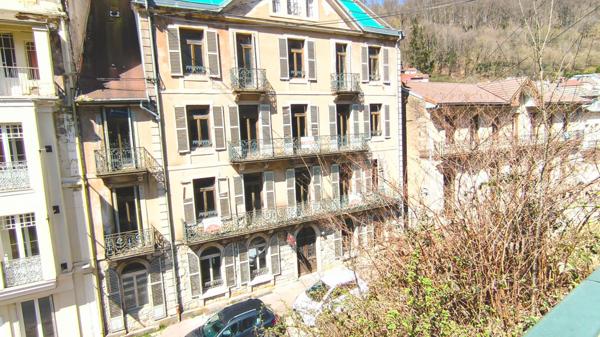 Hôtel de charme sur 5 niveaux avec ascenseur à réhabiliter, à 2 pas du centre balnéo-romain