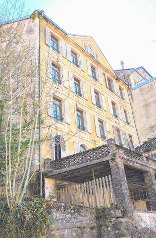 Hôtel de charme sur 5 niveaux avec ascenseur à réhabiliter, à 2 pas du centre balnéo-romain